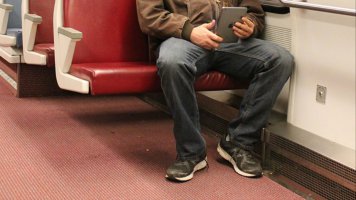 manspreading-makes-men-more-attractive-said-no-one-except-these-researchers-1459269373.jpg